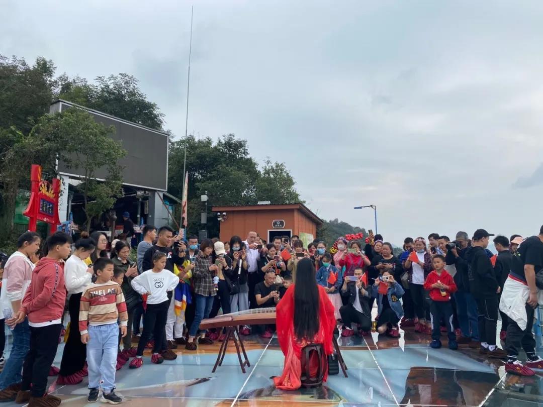 国庆长假 | 马仁奇峰挑战高空刺激，便民服务暖客心！